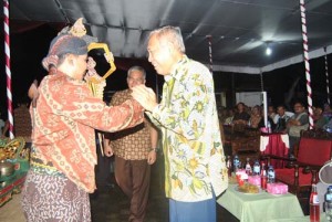 Wakil Bupati Purbalingga serahkan tokoh wayang kepada Ki dalan Gendroyono (1)