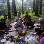 menikmati nasi jagung dan masakan khas desa di kampung Kurcaci