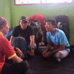 pendaki dari Malaysia mendapat pengarahan dari petuas di pos Bambangan