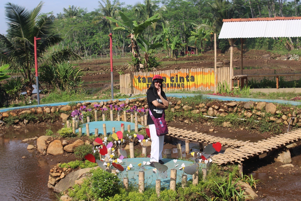 Asyiknya Berselfi Di Taman Cinta Talagening Dinas Pemuda