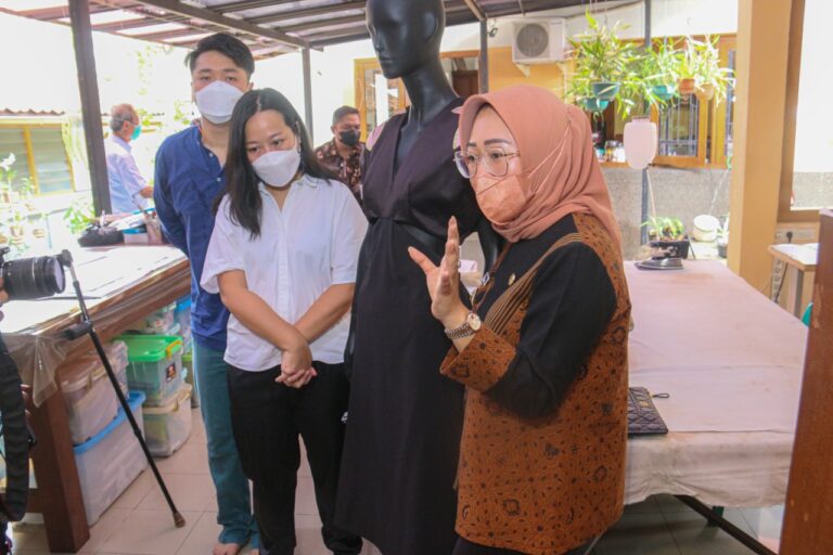 Bupati Tiwi Apresiasi Sheila Agatha, Desainer asal Purbalingga yang Mendunia